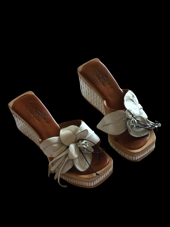 Fiorina Shoes - Italian Vintage Fiorina By Carlos Falchi Leather Flower Apliqué Platform Sandal